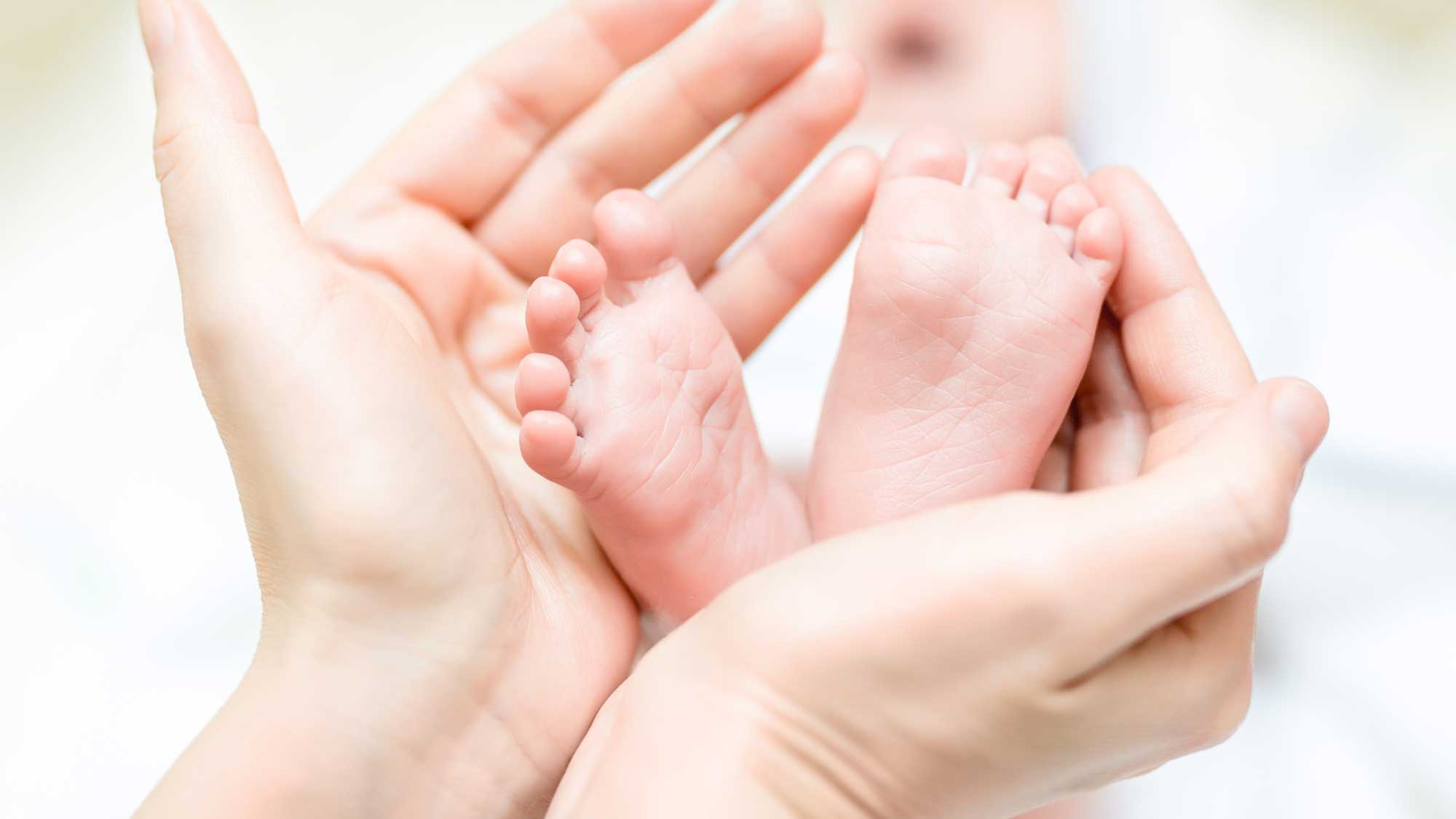 suivi postnatal - pieds de bébé