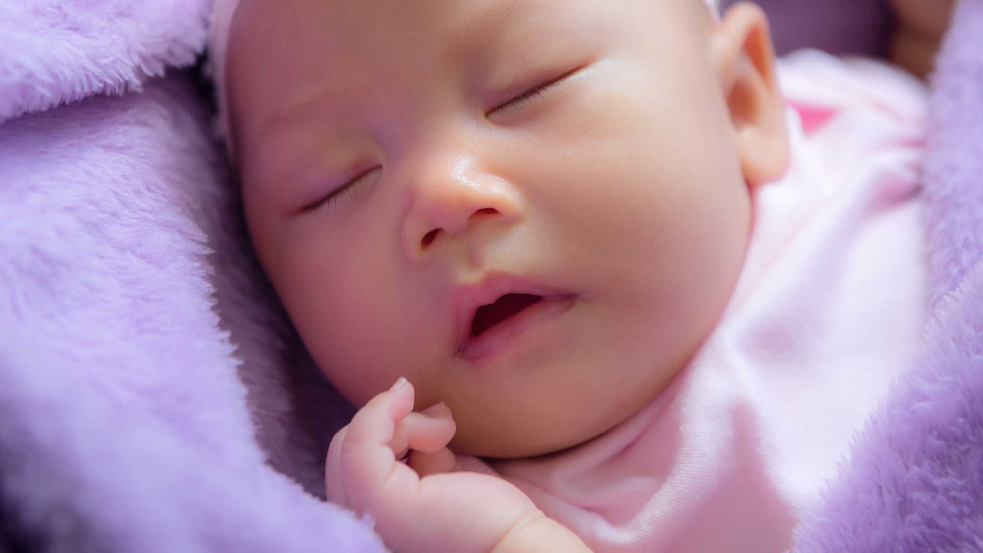 suivi postnatal - bébé endormi